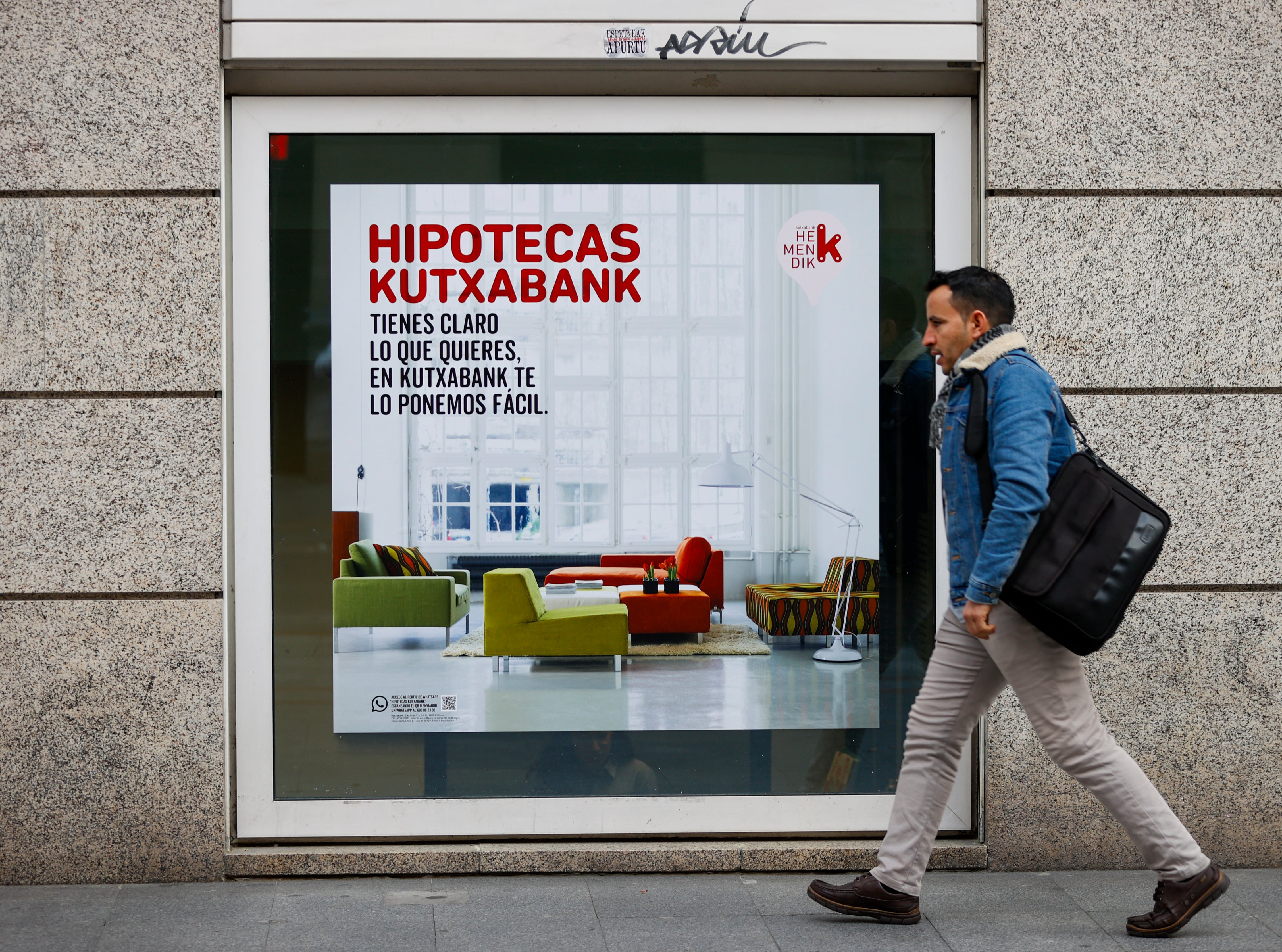 Un cartel de un banco en Bilbao anuncia prestamos para vivienda. EFE/Luis Tejido