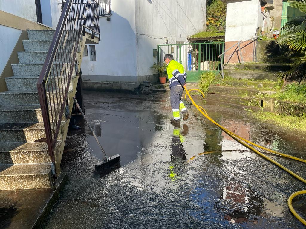 Limpieza tras las inundaciones causadas por el río Mendo en Betanzos