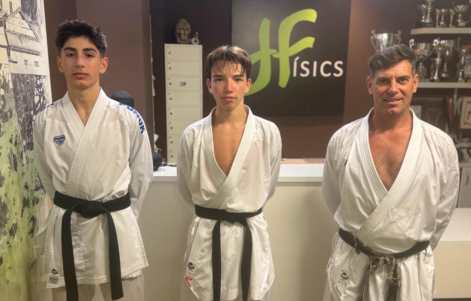 L'entrenador Shuto Triay amb els dos karateques que viatjaran a Pontevedra el cap de setmana.