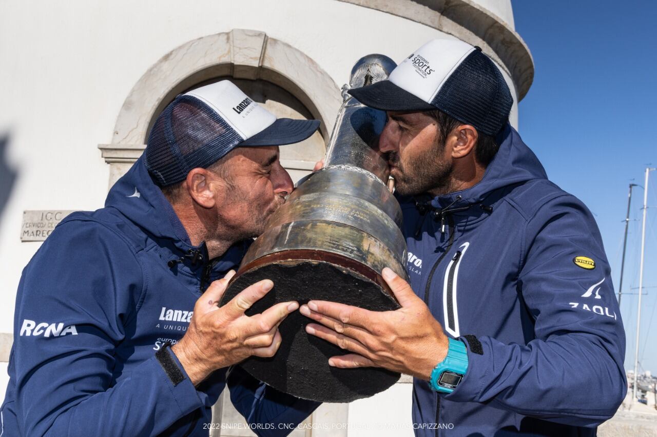 Alfredo González y Cristian Sánchez con su trofeo de Campeones del Mundo.