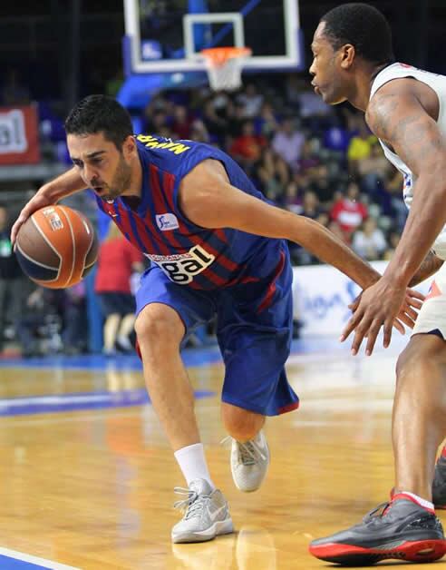 Juan Carlos Navarro controla el balón ante Antoine Wright