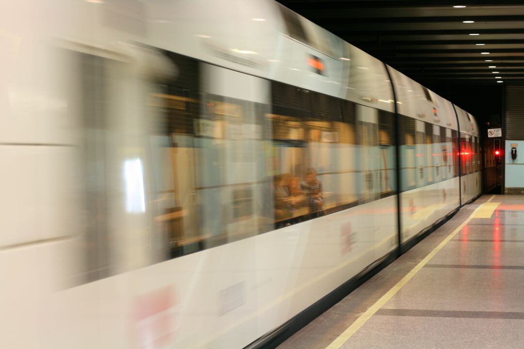 Tren de Metrovalencia a su paso por la estación de Xàtiva. 