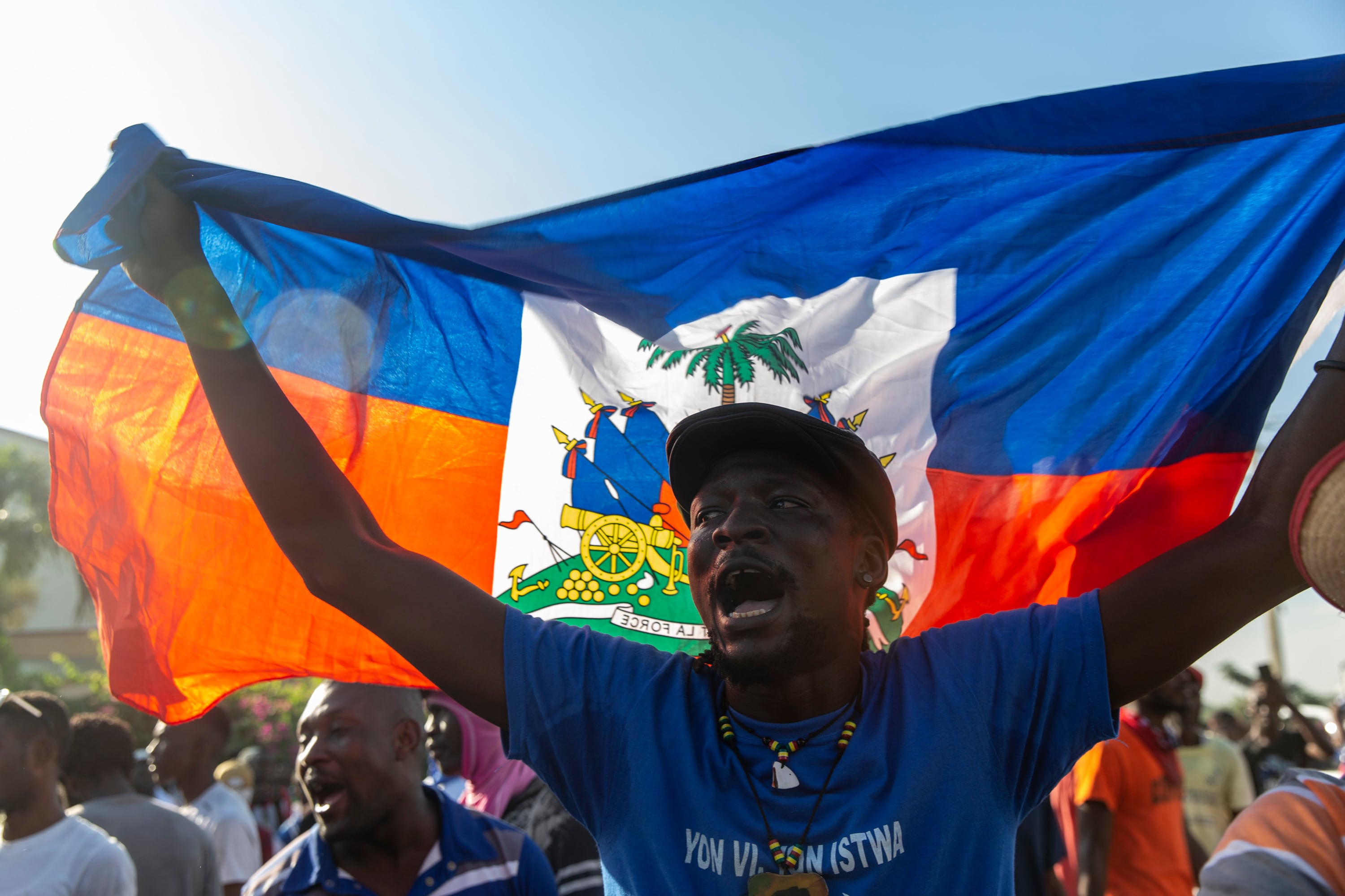 Un manifestante porta la bandera de Haití en Puerto Príncipe