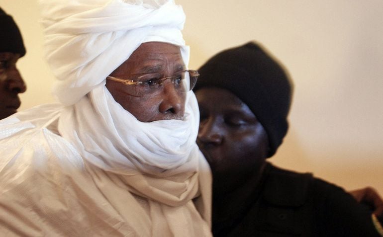 Fotografía de archivo tomada en julio de 2015 del exdictador chadiano Hissène Habré que fue condenado hoy a cadena perpetua