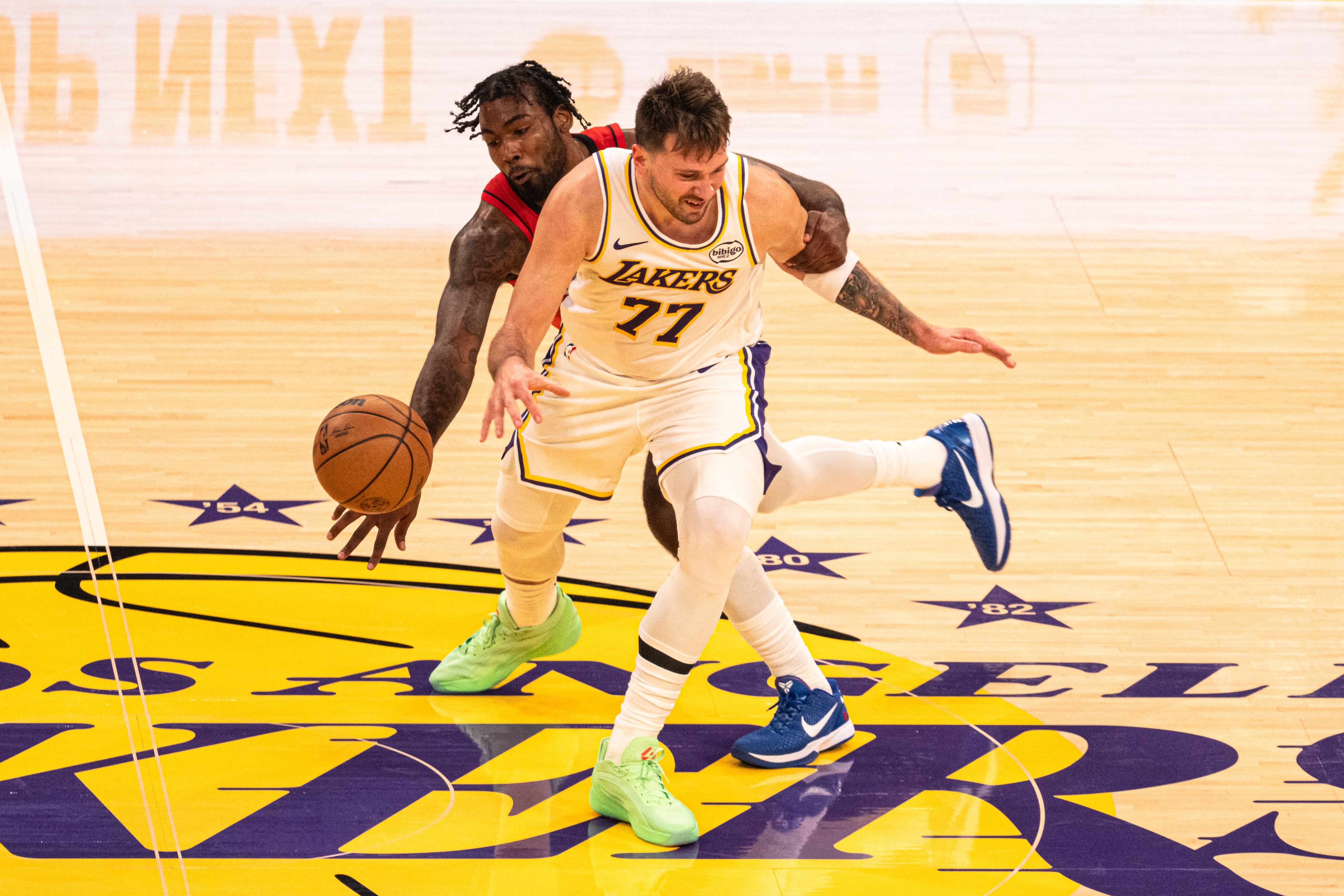 Luka Doncic, jugador de Los Angeles Lakers, pierde el balón ante la presión de Tari Eason, de Houston Rockets