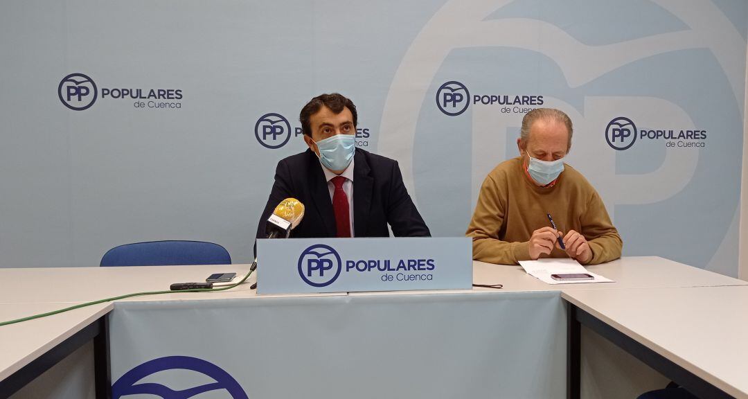 Gómez (i) junto al también concejal José Manuel Cañizares, en rueda de prensa