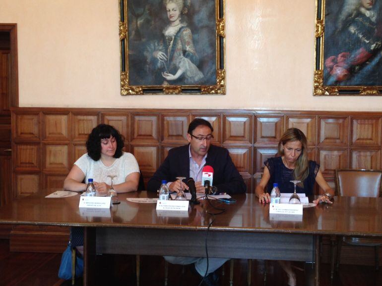 De izquierda a derecha Mercedes Andrés, Alfonso Polanco y Carmen Fernández