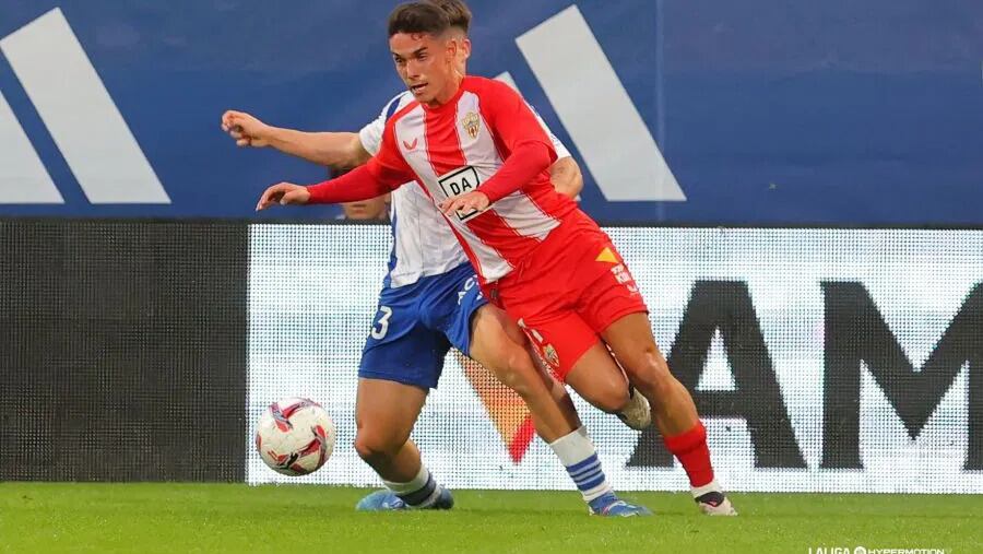 Arribas está inmenso y lidera el juego ofensivo del Almería.