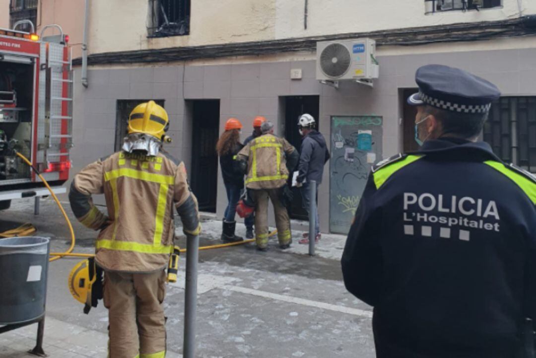 Incendio en Hospitalet: un muerto y un policía herido al salvar a una mujer