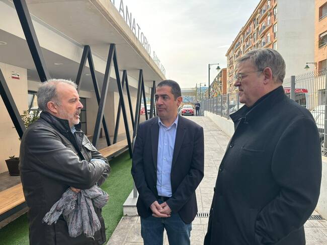 A las puertas del tanatorio Sant Jordi de Alcoy, Ximo Puig conversa con Toni Francés y Jordi Martínez