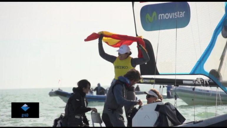 Tamara Echegoyen hondenado la bandera española tras proclamarse campeona del mundo 