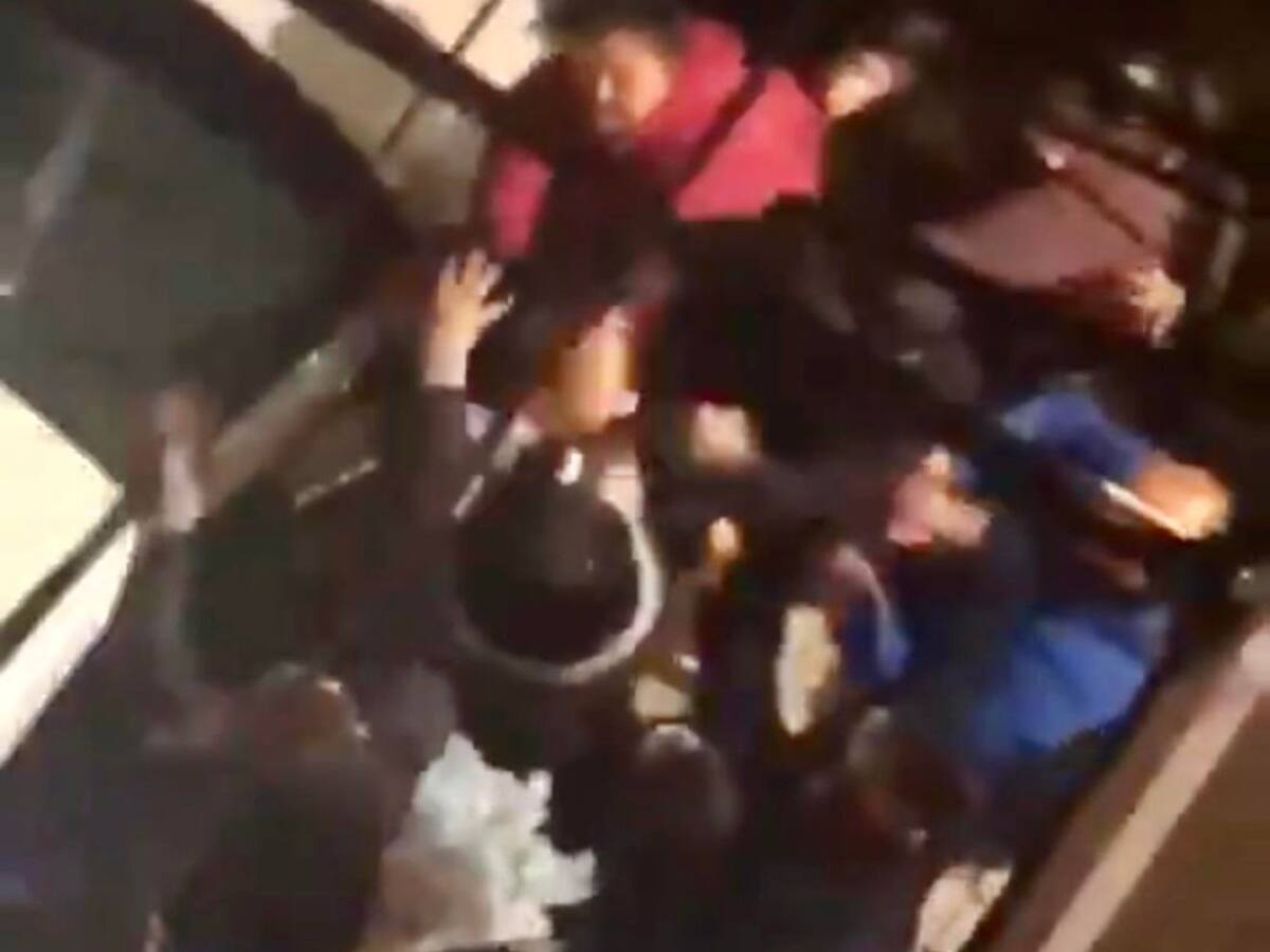 Una multitud lincha a un hombre que presuntamente agredió a una mujer