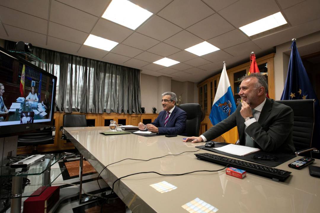 El presidente del Gobierno de Canarias, Ángel Víctor Torres (d), y el vicepresidente y consejero de Hacienda, Román Rodríguez, se reunieron este miércoles por videoconferencia con la ministra de Hacienda, María Jesús Montero. 