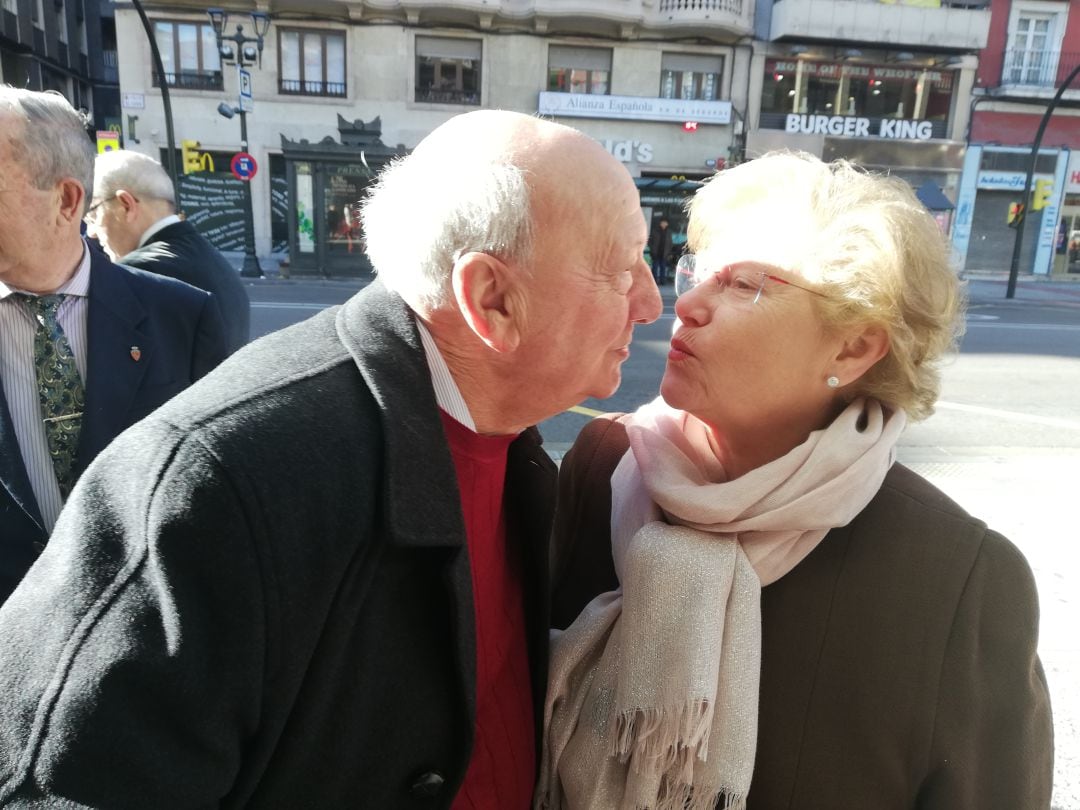 Mariano y Mª Pilar, una de las parejas que celebra sus bodas de oro, se besan a las puertas del Teatro Principal de Zaragoza