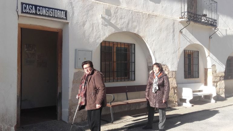 Aurora y Encarna llegando a la consulta del médico en Cutanda