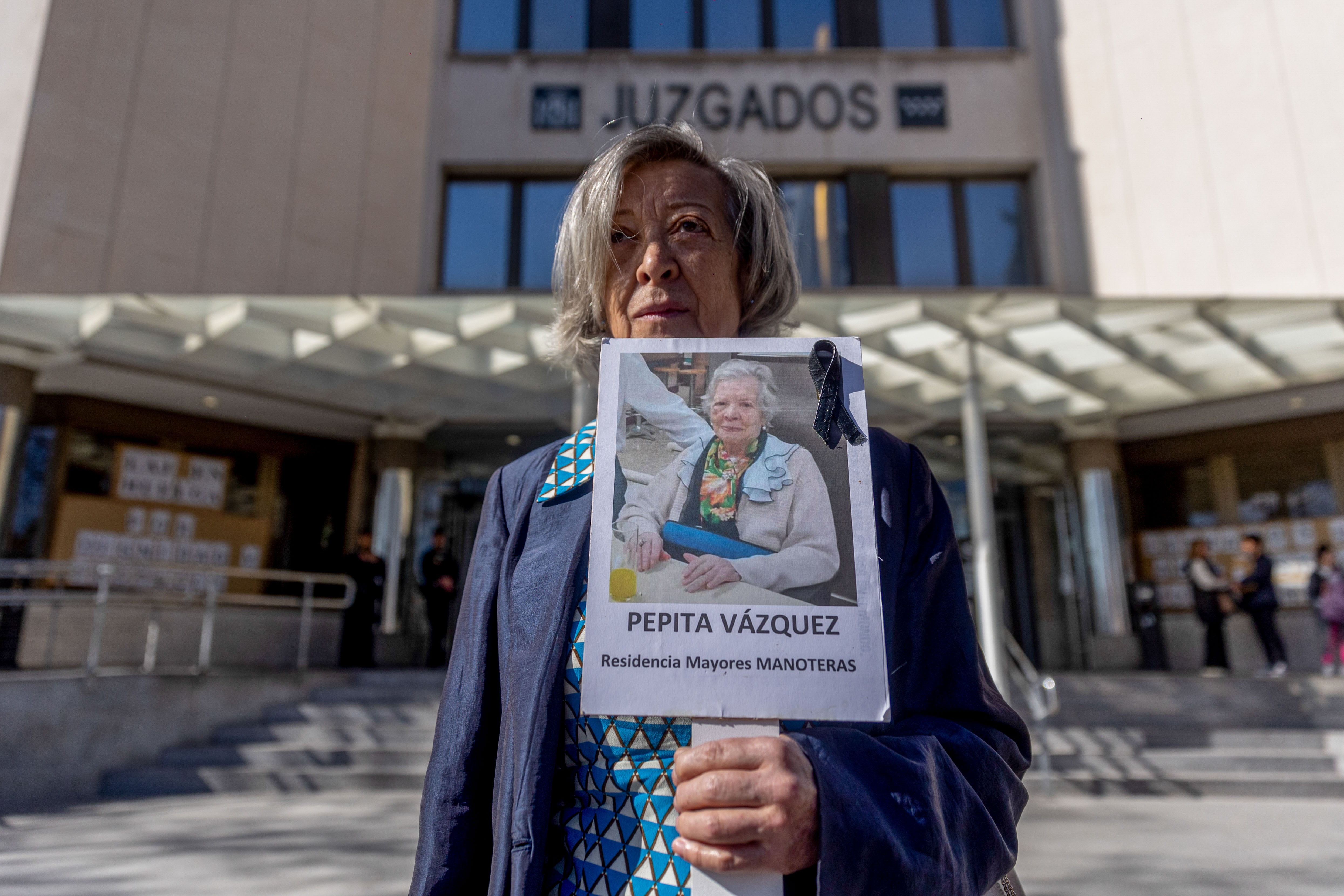 Concha Quirós, cuya madre falleció en la residencia pública de mayores frente a los juzgados de la Plaza de Castilla en Madrid durante el juicio en relación a los protocolos para no derivar a ancianos de residencias a hospitales en la primera ola de la pandemia del coronavirus. EFE/Daniel González