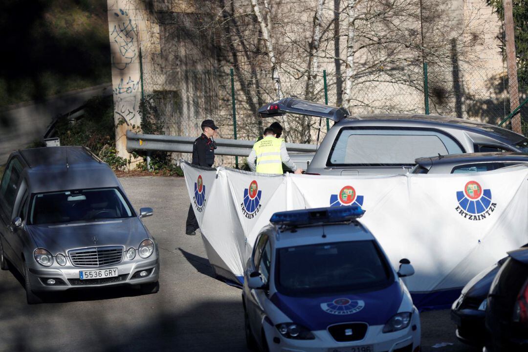 Los equipos de emergencia han localizado este miércoles los cadáveres de dos jóvenes, un hombre y una mujer, sin aparentes signos de violencia, en el interior de un coche estacionado en Arrasate (Gipuzkoa), ha informado el departamento vasco de Seguridad. Según las fuentes, sobre las 11.15 horas, el servicio de emergencias SOS-Deiak ha recibido el aviso de que dos personas se encontraban aparentemente sin sentido, dentro de un turismo aparcado en el estacionamiento de un instituto de la calle Santa Teresa de la citada localidad. En la imagen, miembros de los servicios funerario y Ertzaintza en el lugar del suceso.