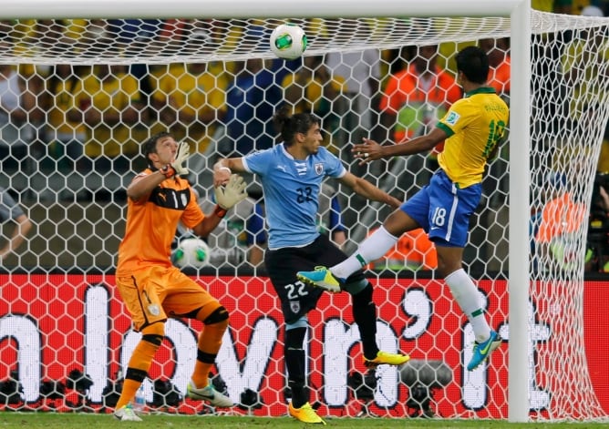 El centrocampista de Brasil, Paulinho, marca de cabeza el segundo gol del partido que clasifica a Brasil para la gran final