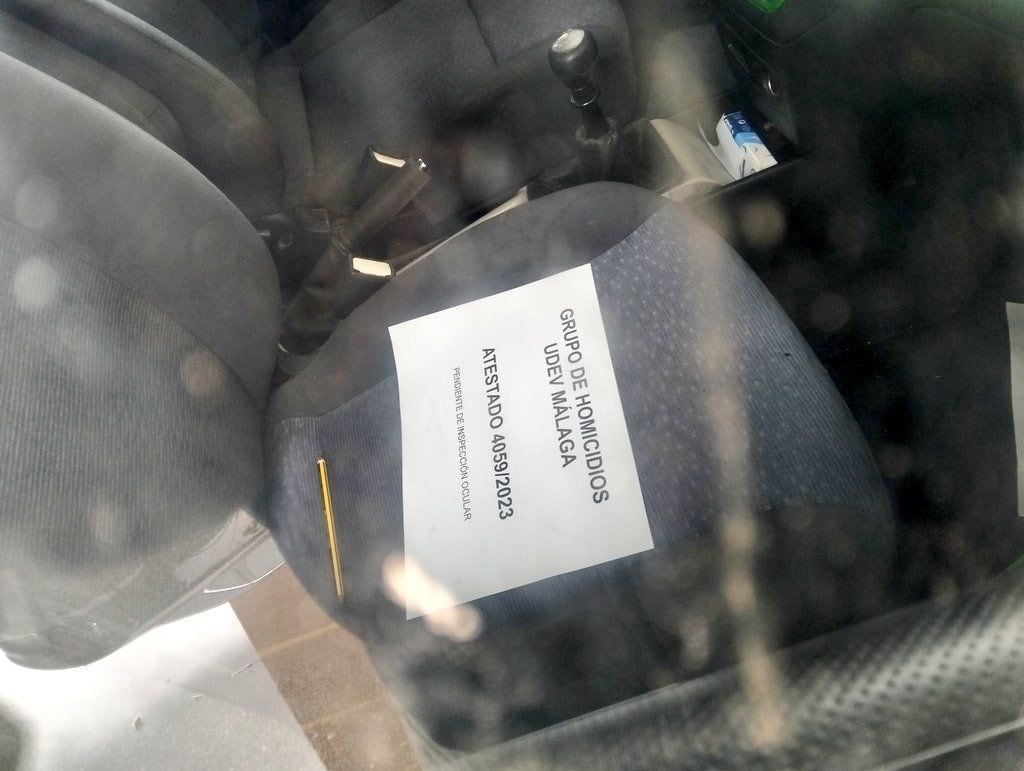 Interior del vehículo aparcado en plena calle