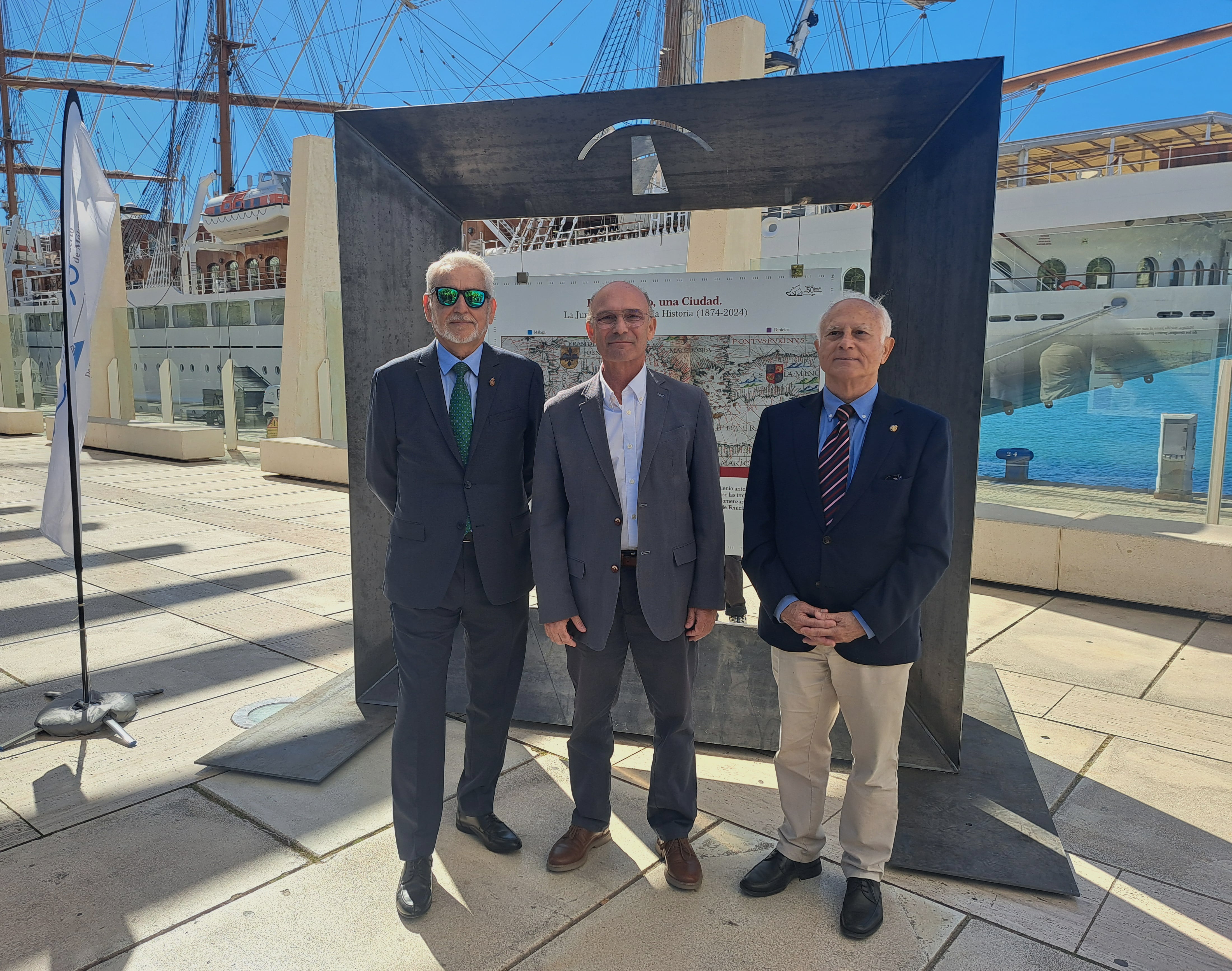 un momento de la inauguración de la muestra en el puerto de Málaga