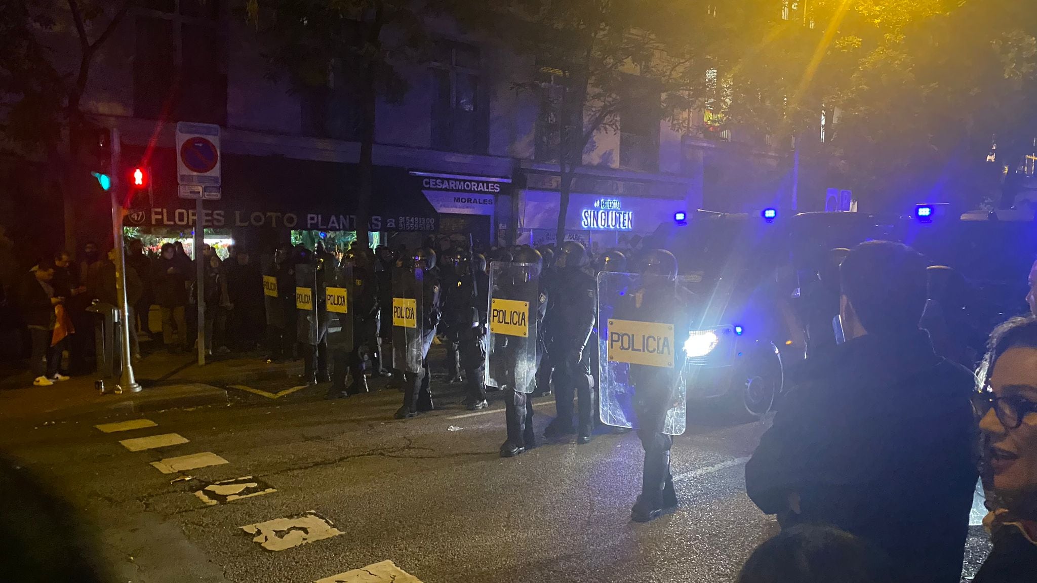 La Policía se despliega en la calle Ferraz. Javier Bañuelos