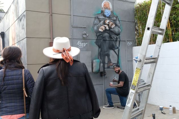 Mural de Bernie Sanders pintado por el artista Jonas Never en Culver City (California), el pasado domingo.