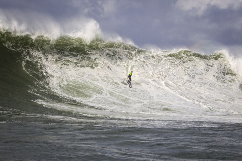 Natxo González surfeando una de las olas del Punta Galea Challenge (Photo by Damien Poullenot/ASP via Getty Images)