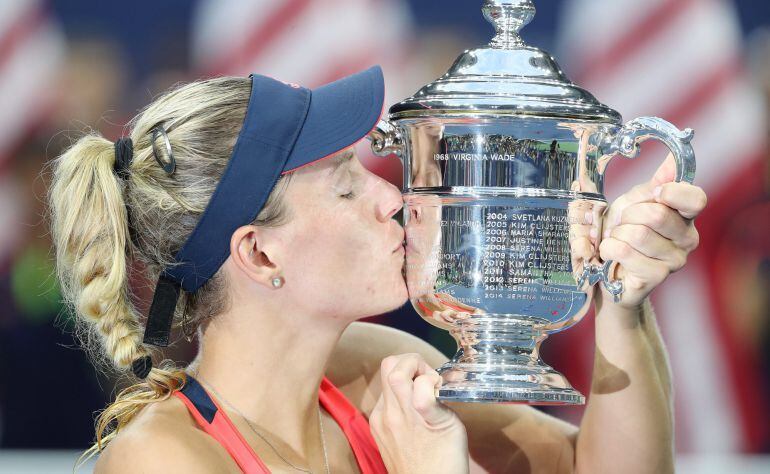 Kerber besa el trofeo de ganadora del US Open