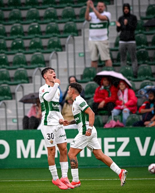 Rodrigo Mendoza celebra su gol con la grada del Martínez Valero