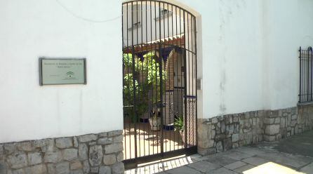 Aceso a la residencia de mayores Marín García desde la calle del Carmen