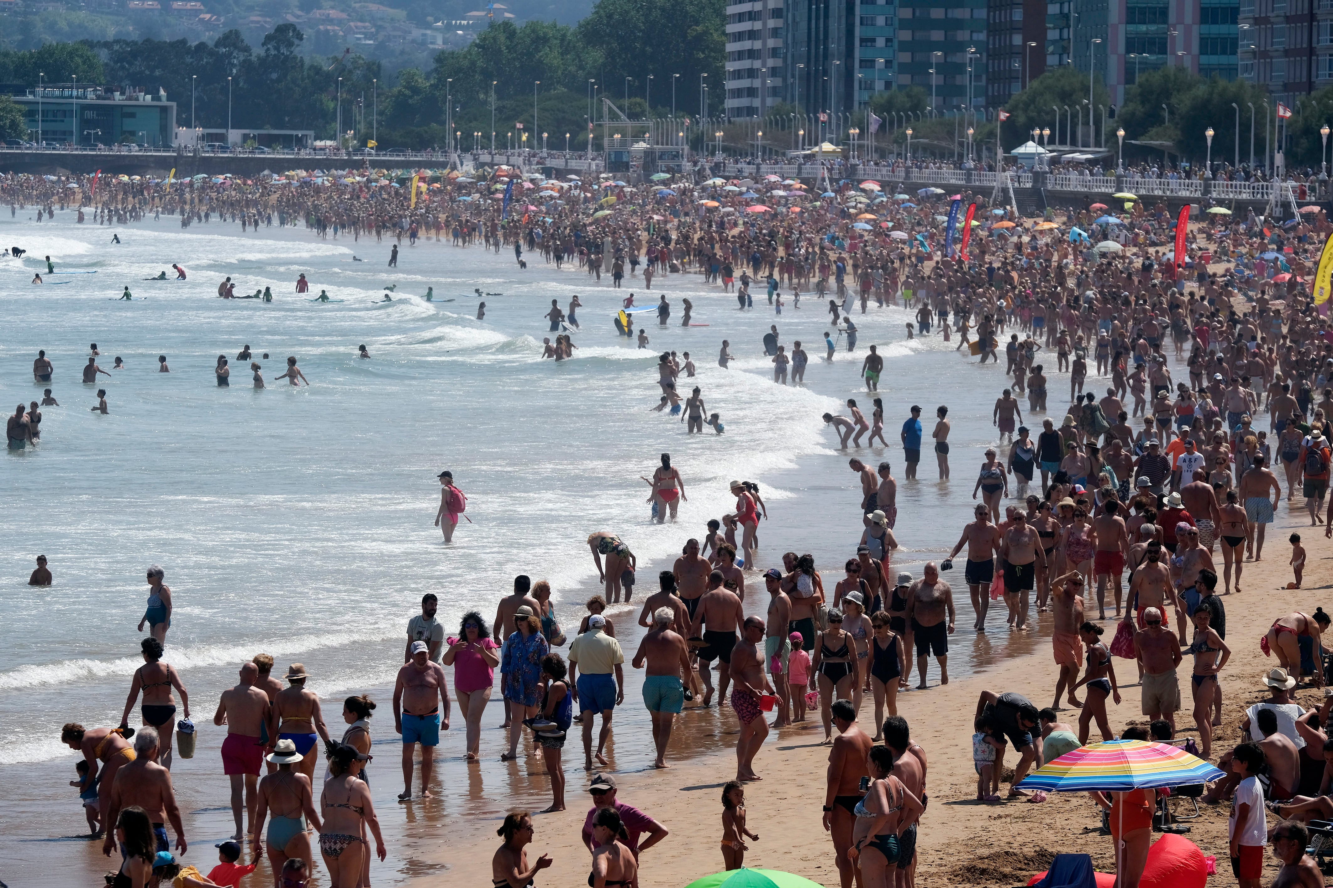 La playa de San Lorenzo, llena de gente en la Semana Grande de sus fiestas, en Gijón.