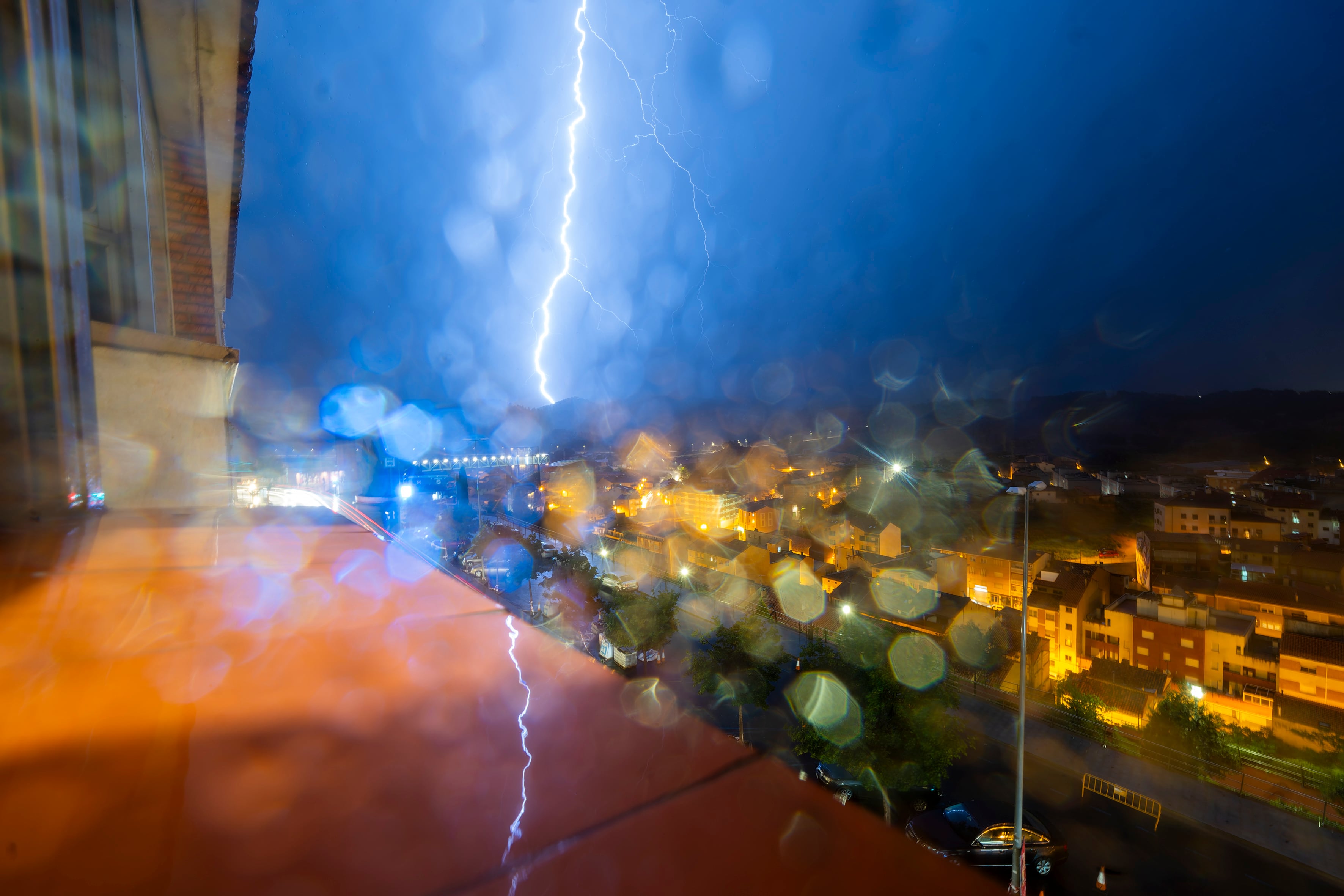 TERUEL, 25/06/2023.- Un rayo cae en Teruel durante una tormenta eléctrica hoy domingo tras un día de mucho calor. EFE/Antonio García
