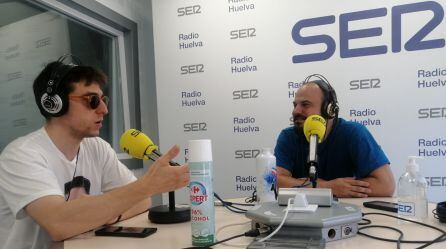 El músico Fernando Bazán conversa con el grafitero Adrián Man O Matic en el programa de la SER, Hoy por Hoy Huelva