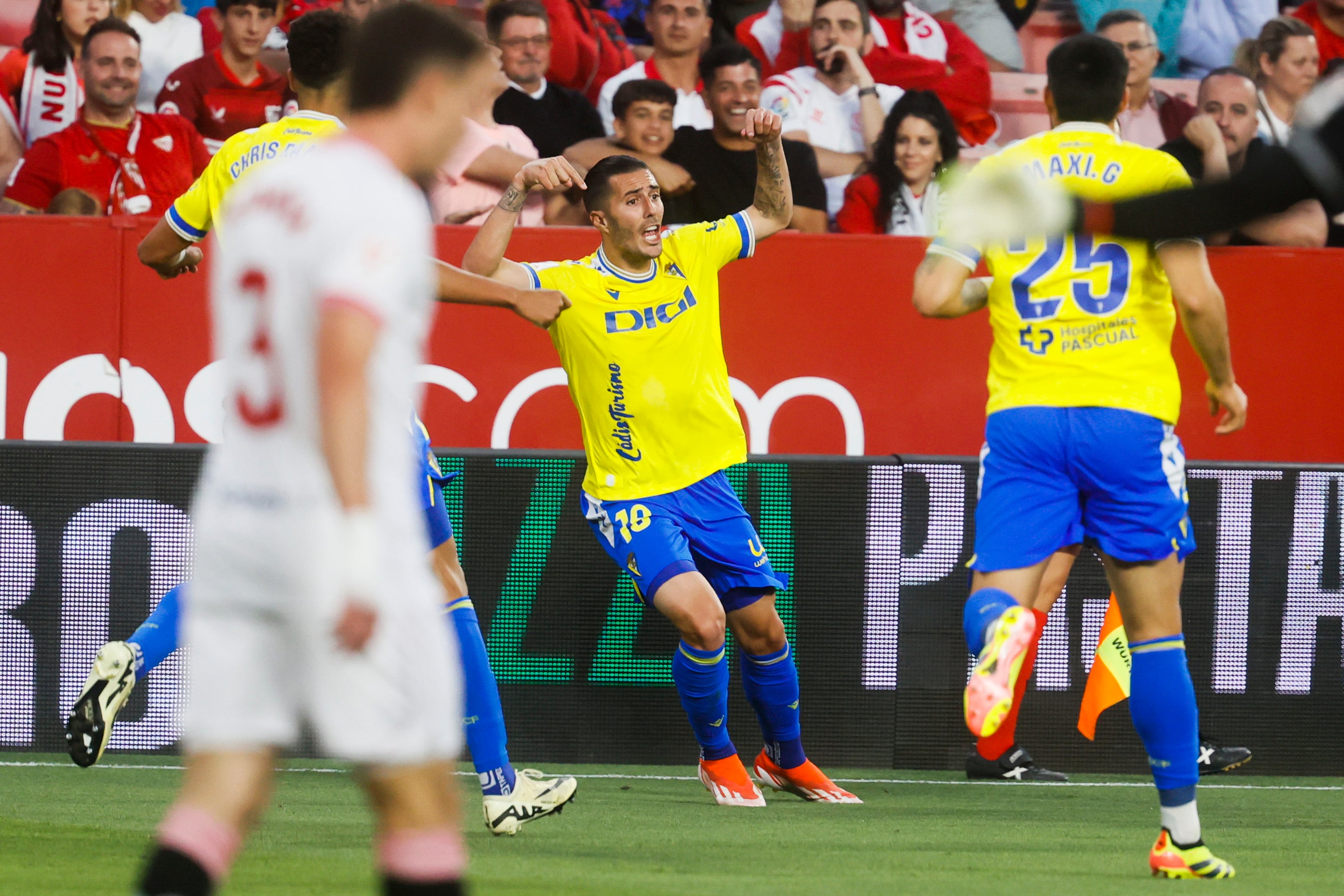 SEVILLA,15/05/2024.- El delantero del Cádiz Sergi Guardado (c) celebra tras marcar ante el Sevilla, durante el partido de Liga en Primer División que Sevilla Fc y Cádiz CF han disputado este miércoles en el estadio Ramón Sánchez-Pizjuán. EFE/José Manuel Vidal
