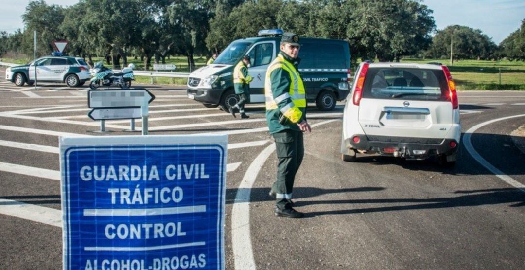 Control de tráfico por la Guardia Civil