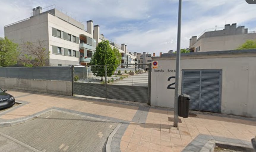 Los vecinos de la calle Tomás Bretón, 2 de  Pinto, se concentran para denunciar su situación con sus pisos y un fondo de inversión.