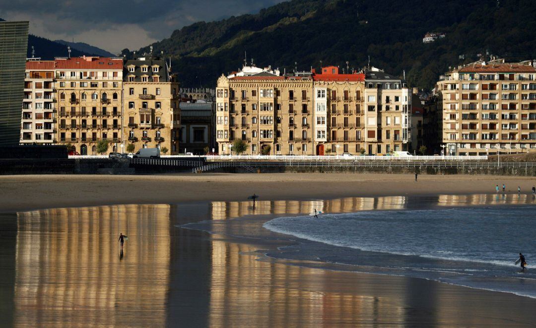 Vista de San Sebastián desde la playa de la Zurriola. 