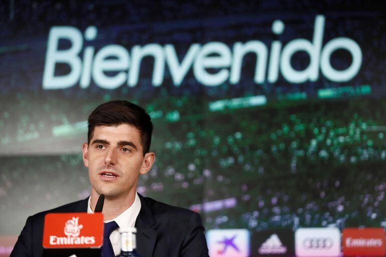 El nuevo guardameta del Real Madrid, el belga Thibaut Courtois, durante su presentación esta mañana en el Estadio Santiago Bernabéu, tras fichar con el club blanco por seis temporadas