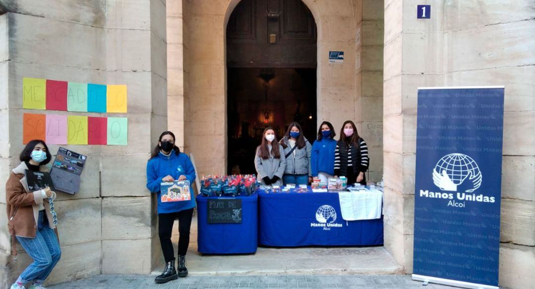 Una de las actividades recientes de Manos Unidas, el mercadillo solidario, en las puertas de la iglesia de Sant Roc
