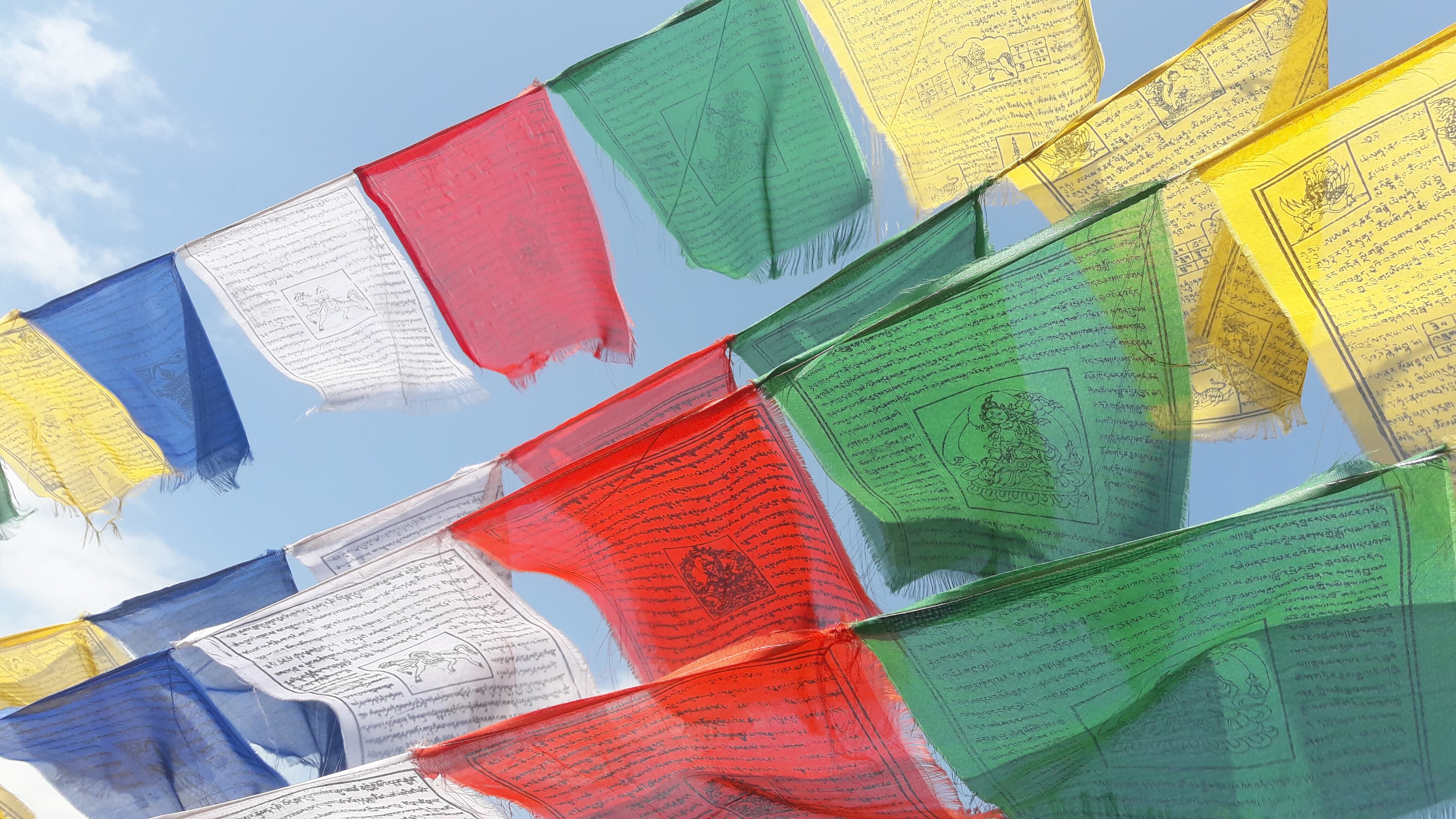 Banderas de plegaria asociadas al budismo