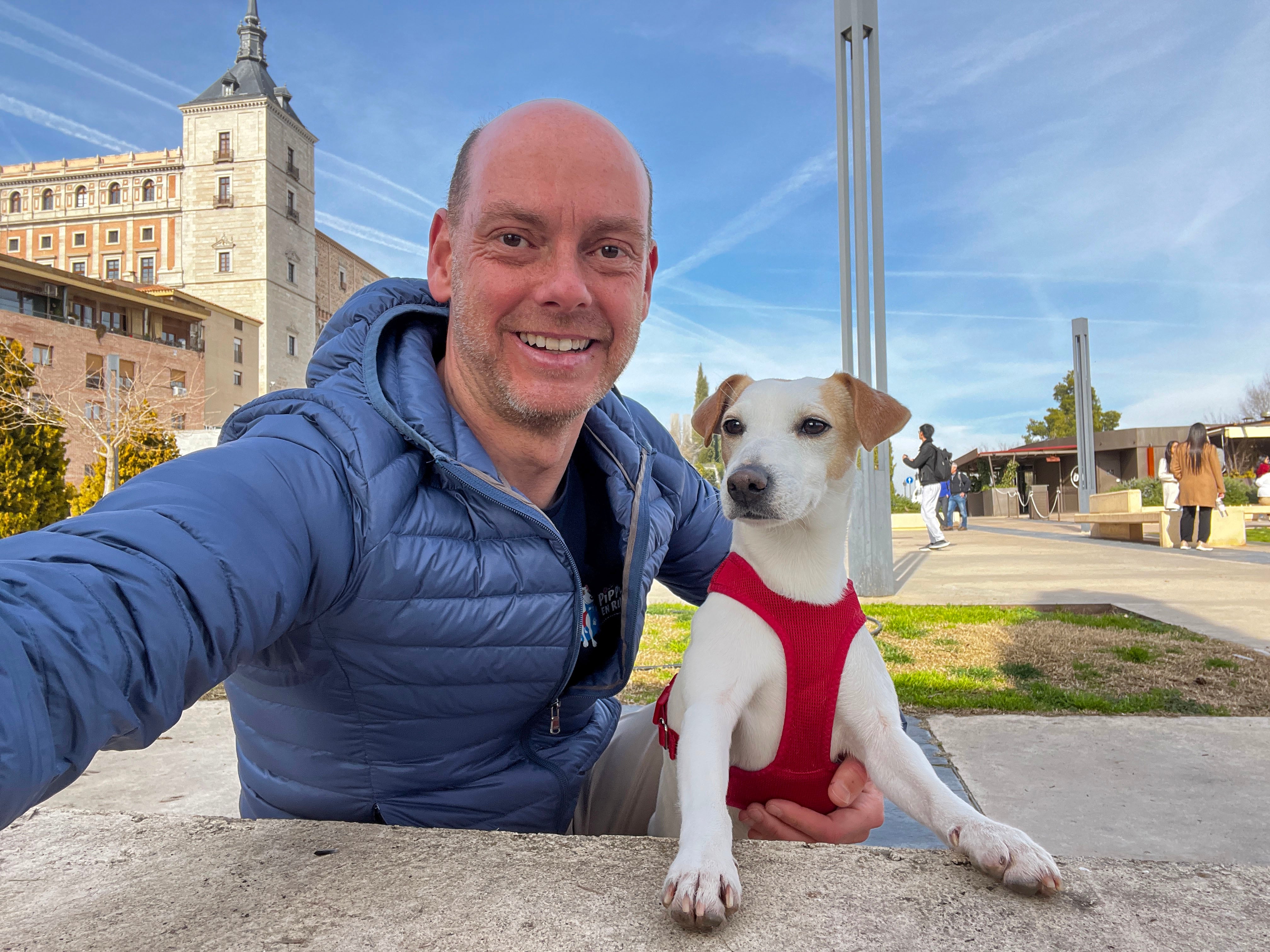 Pipper junto a su cuidador, el periodista Pablo Muñoz, con el Alcázar de fondo