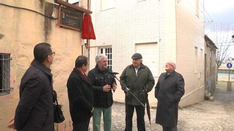 Abel Caballero con los vecinos de la villa de Bouzas