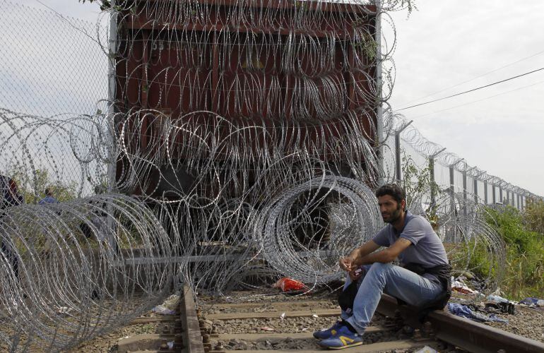 Un refugiado espera en la frontera de Serbia con Hungría entre Horgos y Roszke.