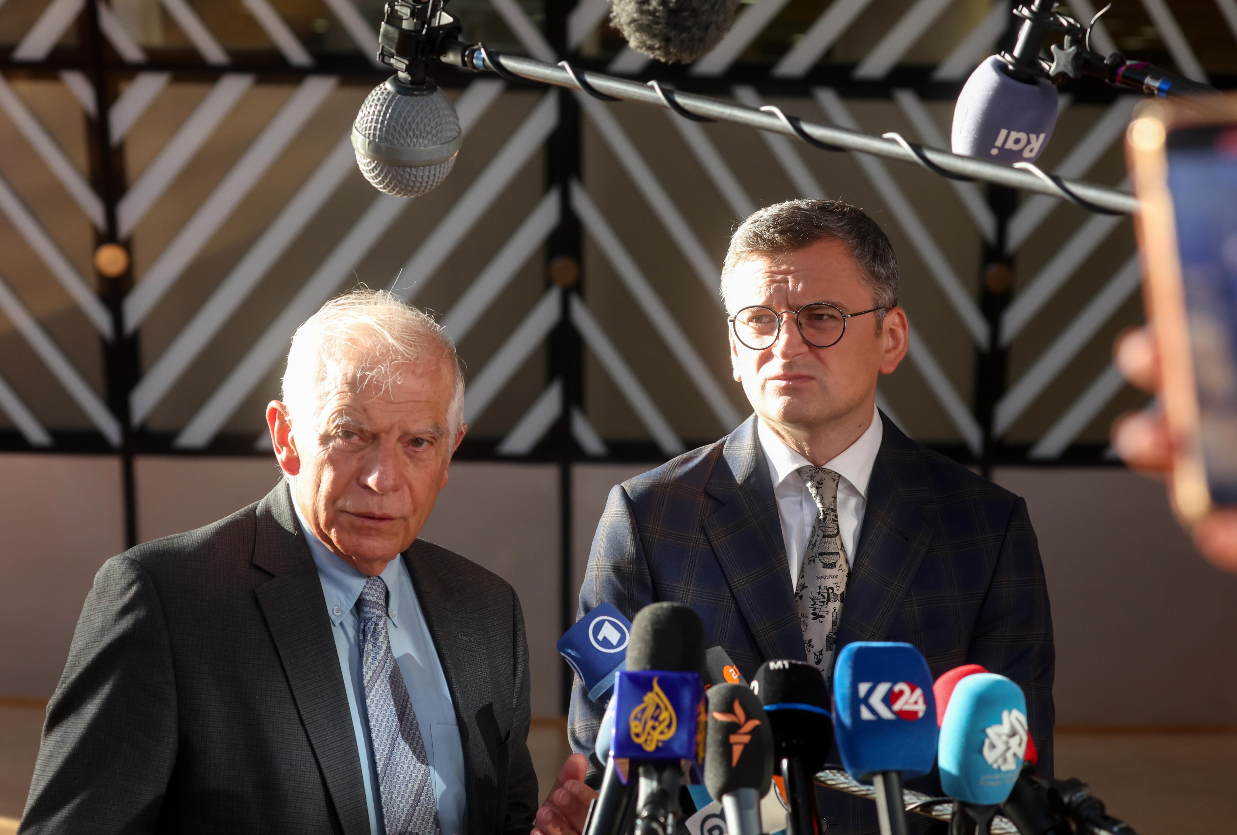 El jefe de la diplomacia europea, Josep Borrell, junto al ministro de Exteriores de Ucrania, Dmitro Kuleba, antes de la reunión de este jueves en Bruselas