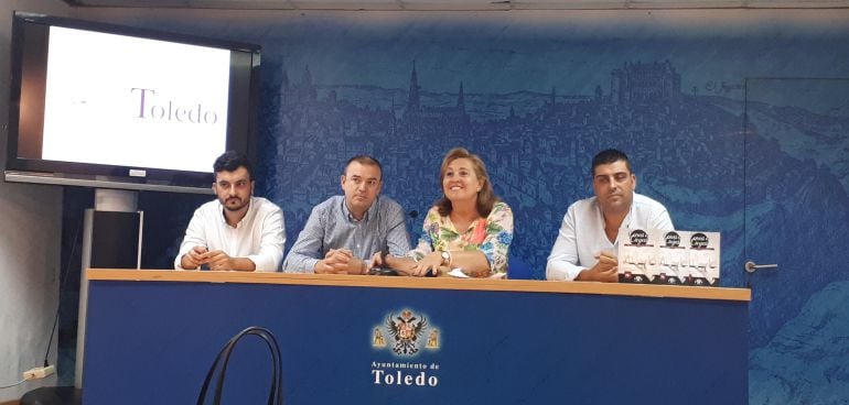 La concejala de Turismo, Rosana Rodríguez, y tres hosteleros toledanos en la presentación de la segunda parte de la tercera edición de Cenas a Ciegas