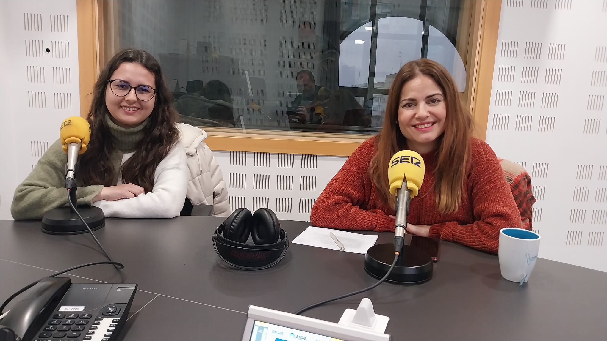 Beatriz Ruiz (d) y Giovanna Martín del servicio de enfermería del Hospital de Fuenlabrada