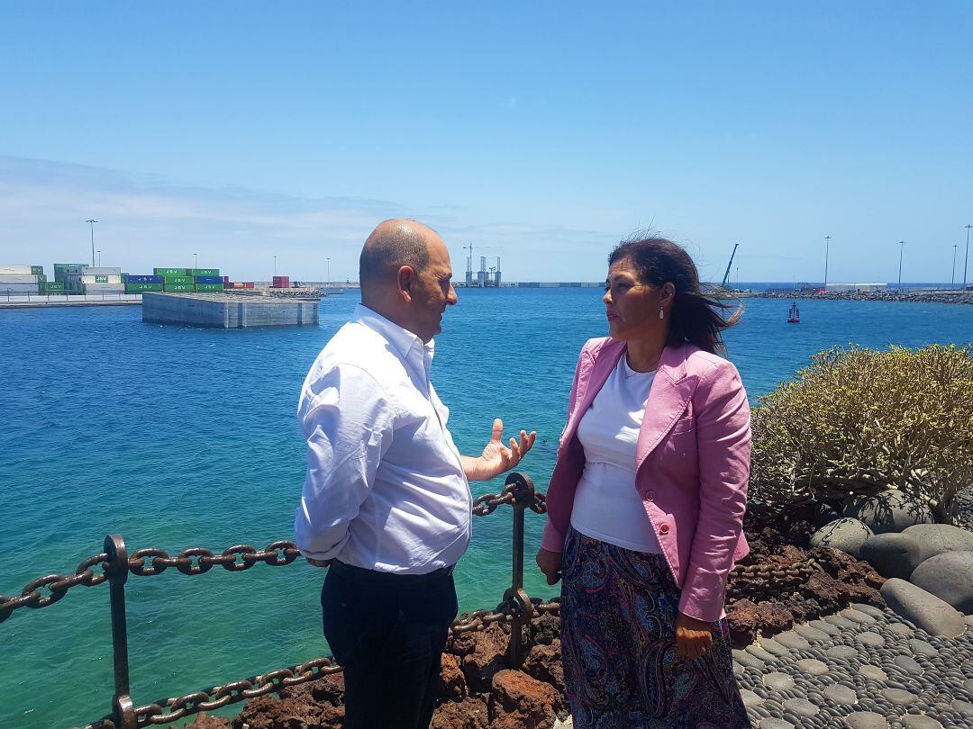 La alcaldesa de Arrecife, Ástrid Pérez, con el presidente de la Autoridad Portuaria de Las Palmas, Juan José Cardona.