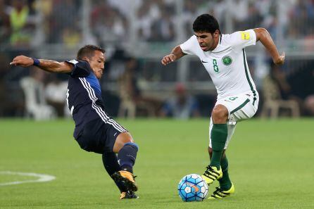 Yahia Al Shehri (8) fue titular ante Japón en el partido en que los saudíes lograron su pase al Mundial.