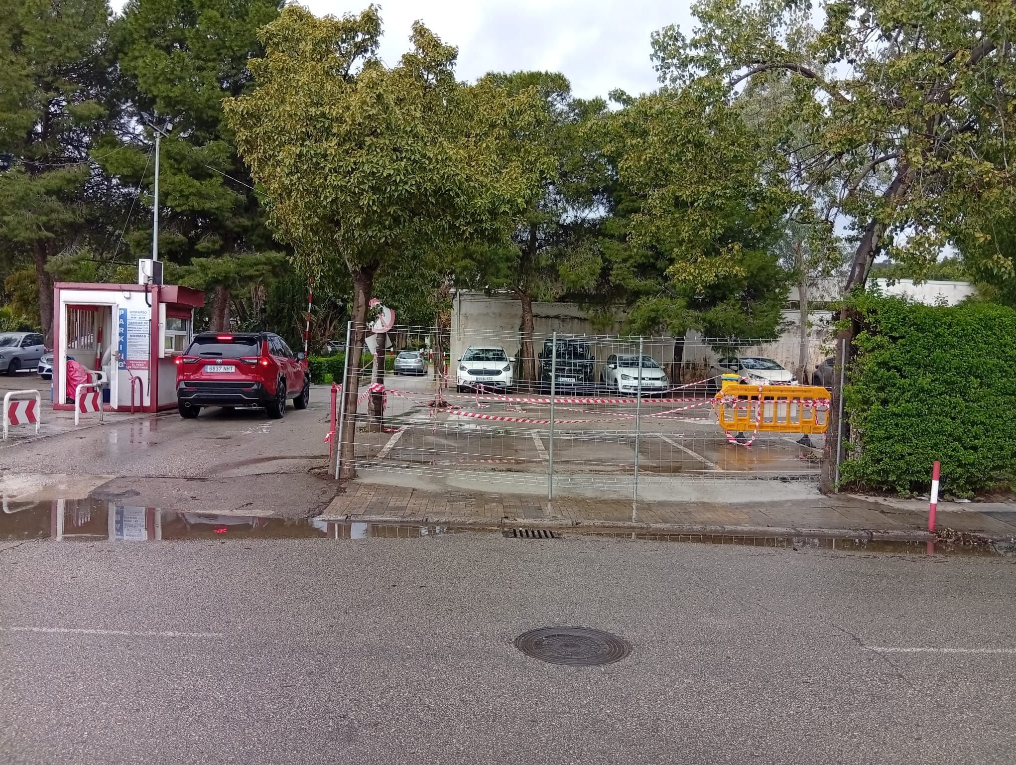Entrada al aparcamiento del Hospital Civil de Málaga