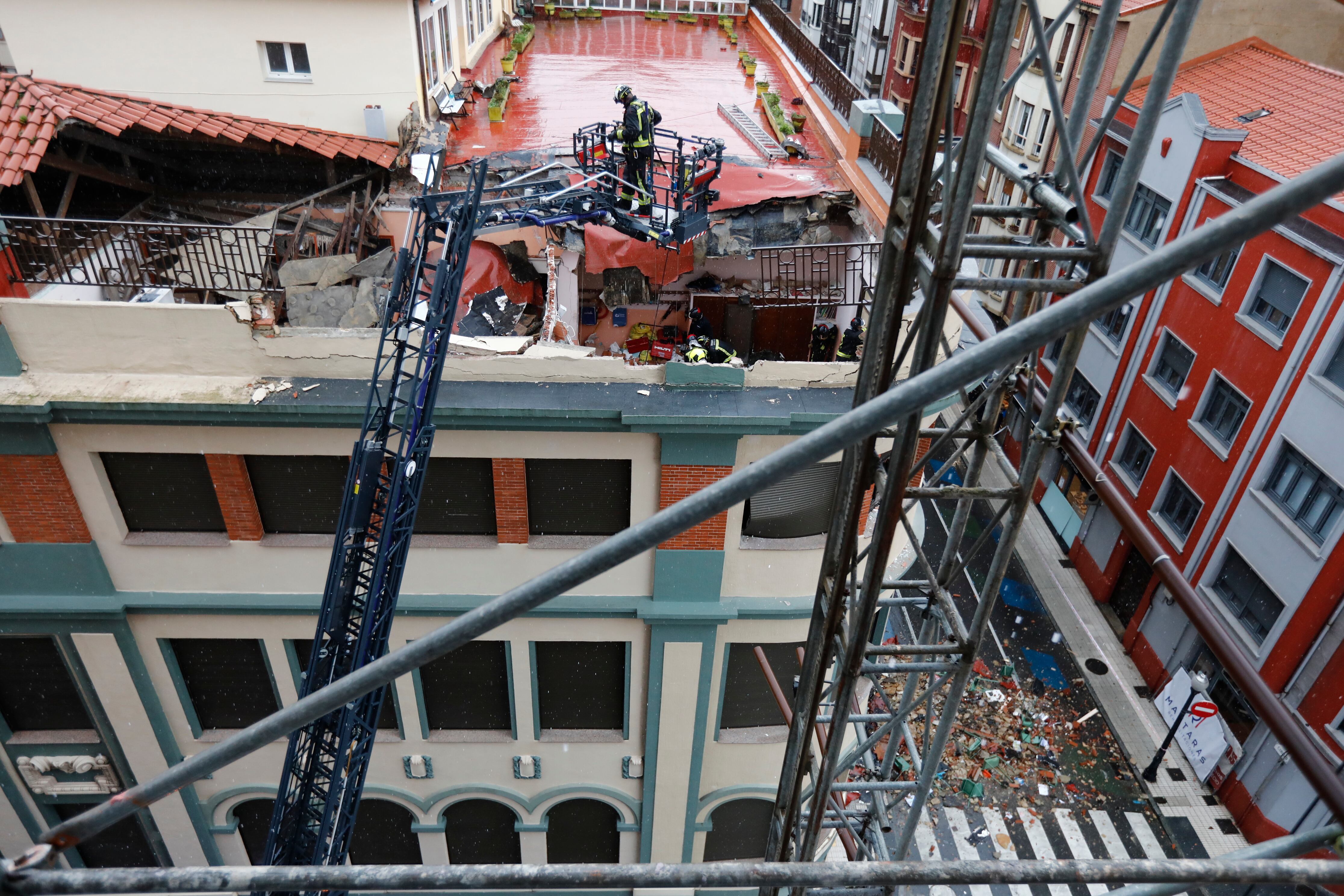 GIJON ASTURIAS, SPAIN - JANUARY 05: Firefighters work on the collapse of the terrace of the San Vicente de Paul school in Gijon, January 5, 2022, in Gijon, Asturias, Spain. Two workers have been injured in a collapse inside the San Vicente de Paul school. In addition, firefighters are trying to locate two people who are not responding to calls and could be trapped in the rubble. The collapse involved the collapse of part of the slab of the rooftop terrace of the building. (Photo By Jorge Peteiro/Europa Press via Getty Images)